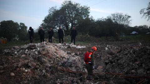 تصعيد عسكري إقليمي: المقاومة في العراق تتبنى إسقاط طائرة أمريكية وغارات إسرائيلية تستهدف طهران وبيروت