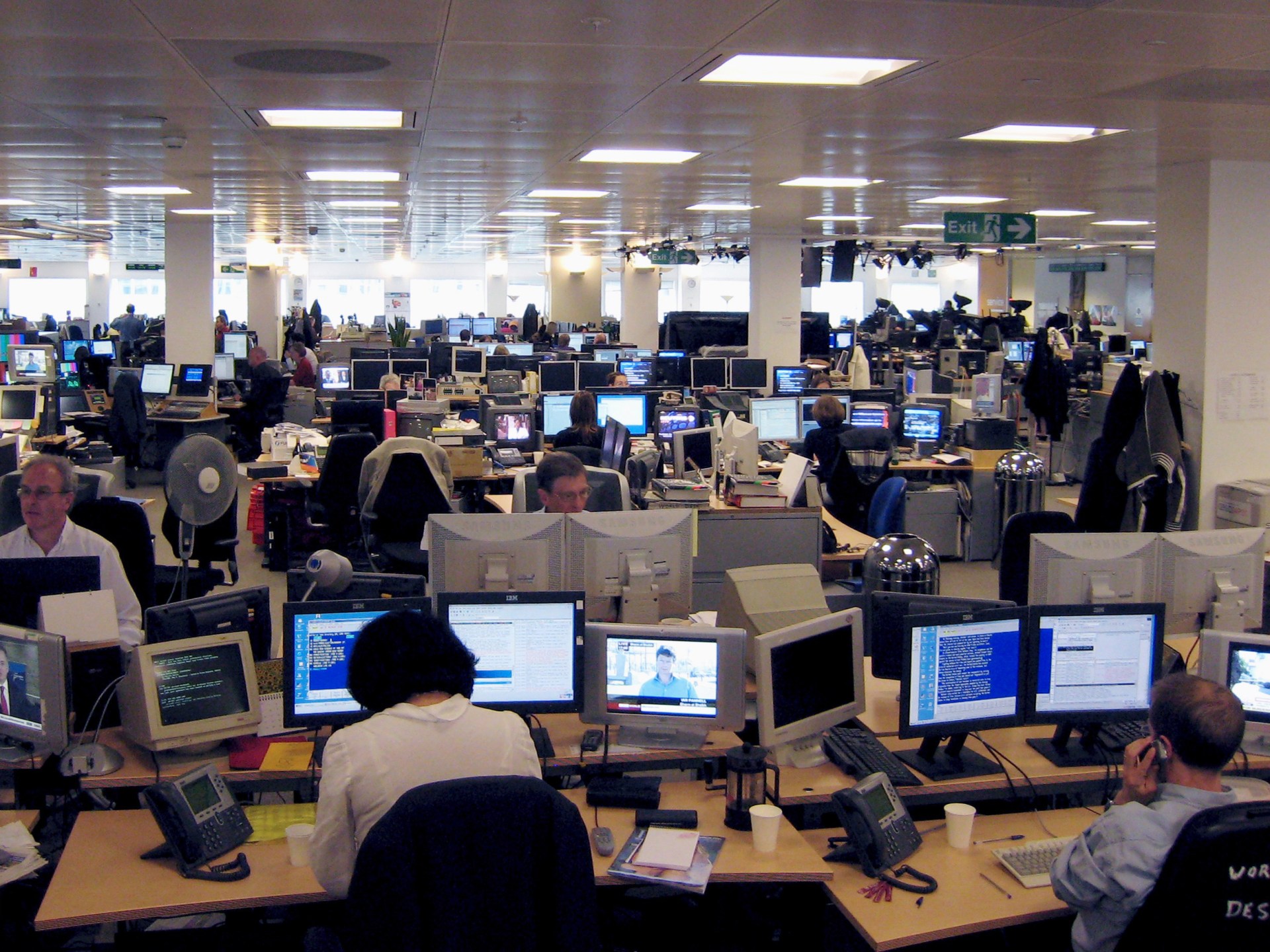 الميول السياسية للصحفيين: هل تقتل المهنية أم تصنع جودة الخبر؟ دراسة حديثة تجيب