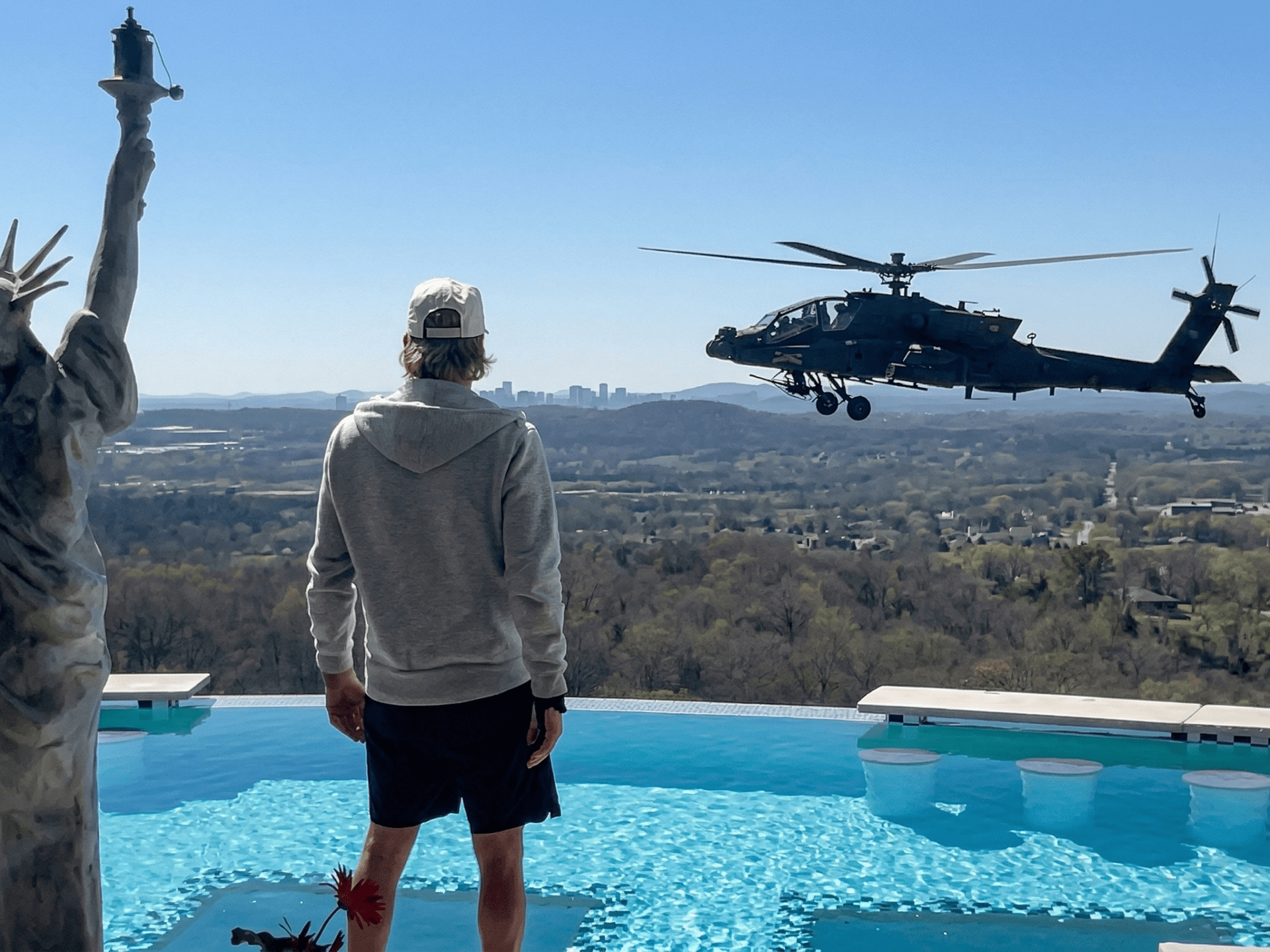 مروحية أباتشي فوق قصر كيد روك تثير ضجة واسعة.. والجيش الأمريكي يتدخل للتحقيق!