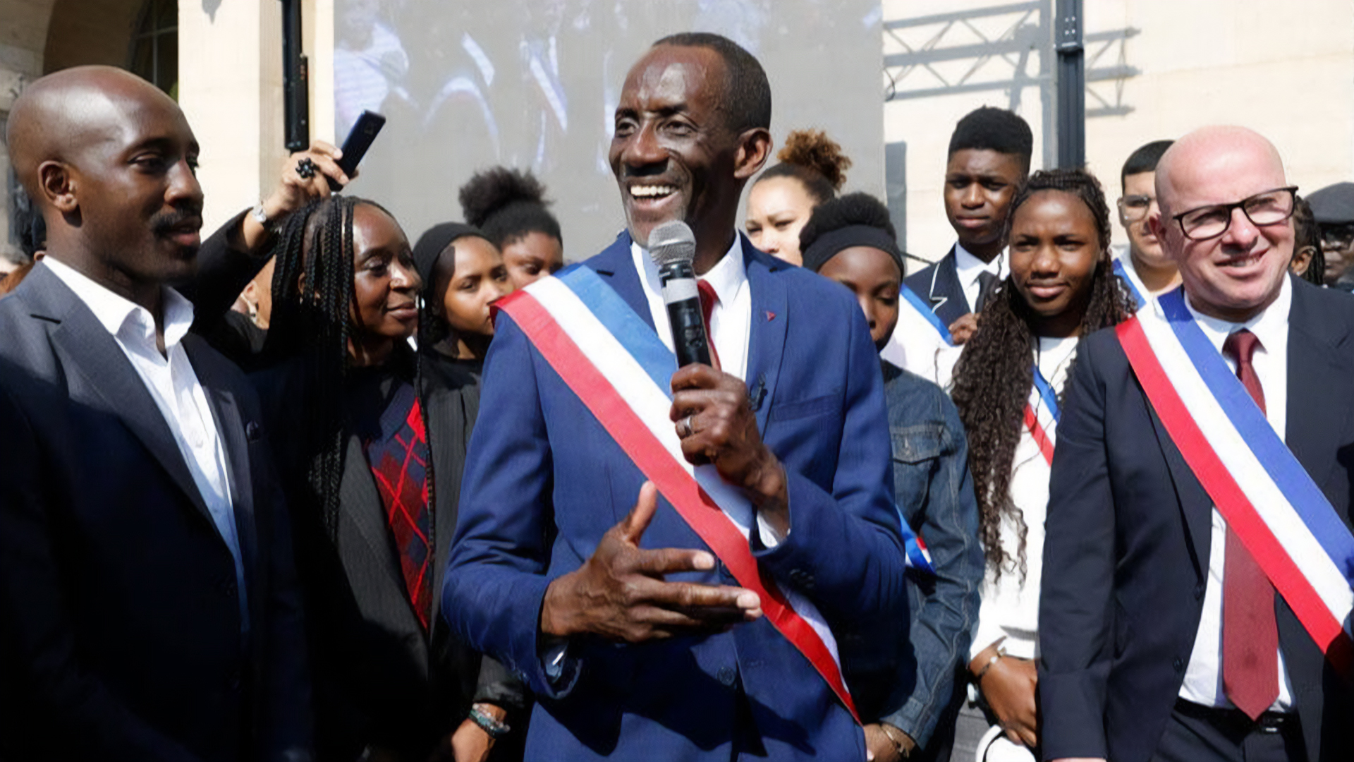 زلزال سياسي في فرنسا: عمدة “سان دوني” الجديد يتعهد بتحويل التضامن مع غزة إلى إجراءات ملموسة