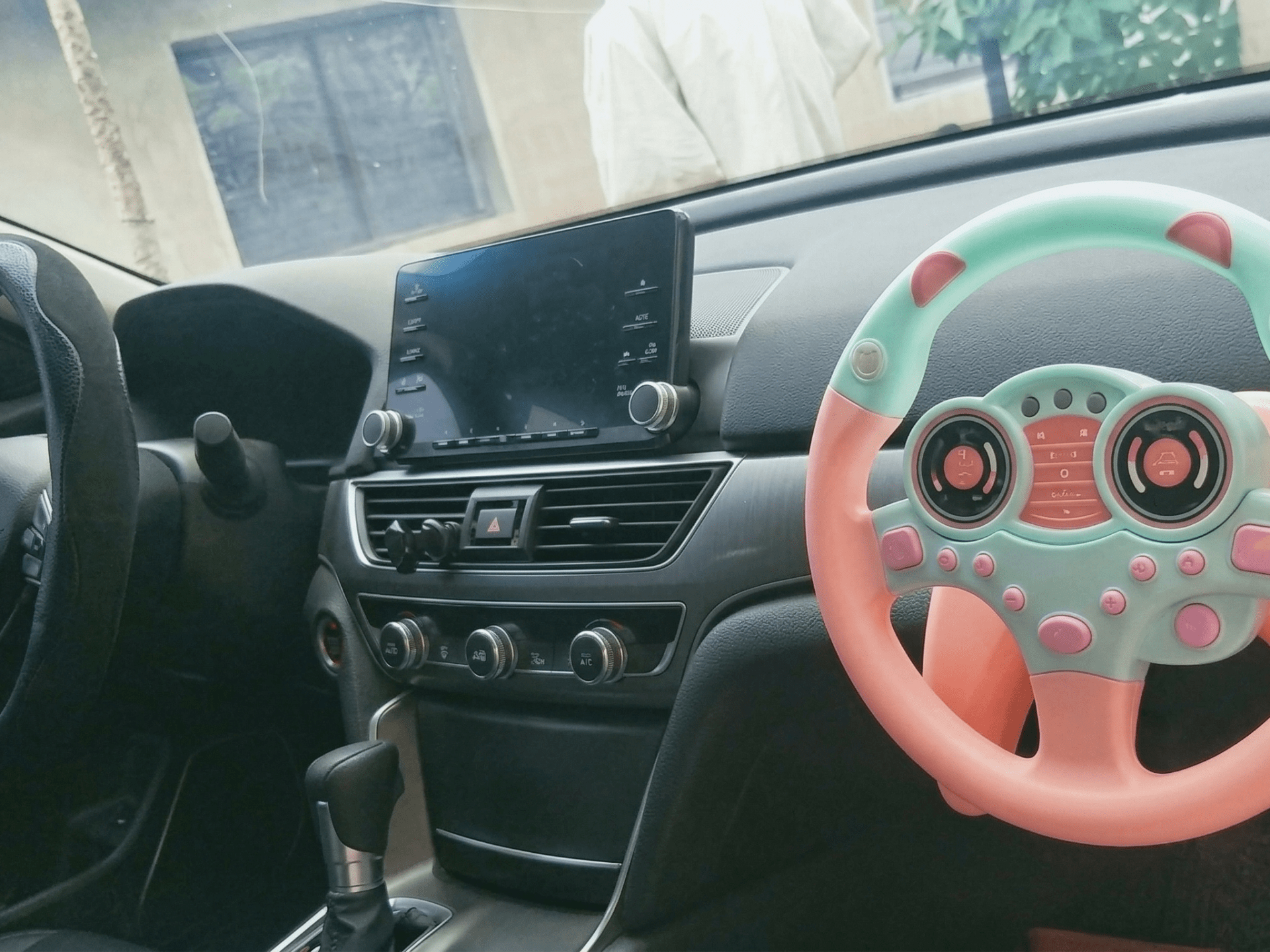 سخرية إيرانية من ترامب.. كيف أشعلت صورة “السيارة بمقودين” الجدل حول مضيق هرمز؟