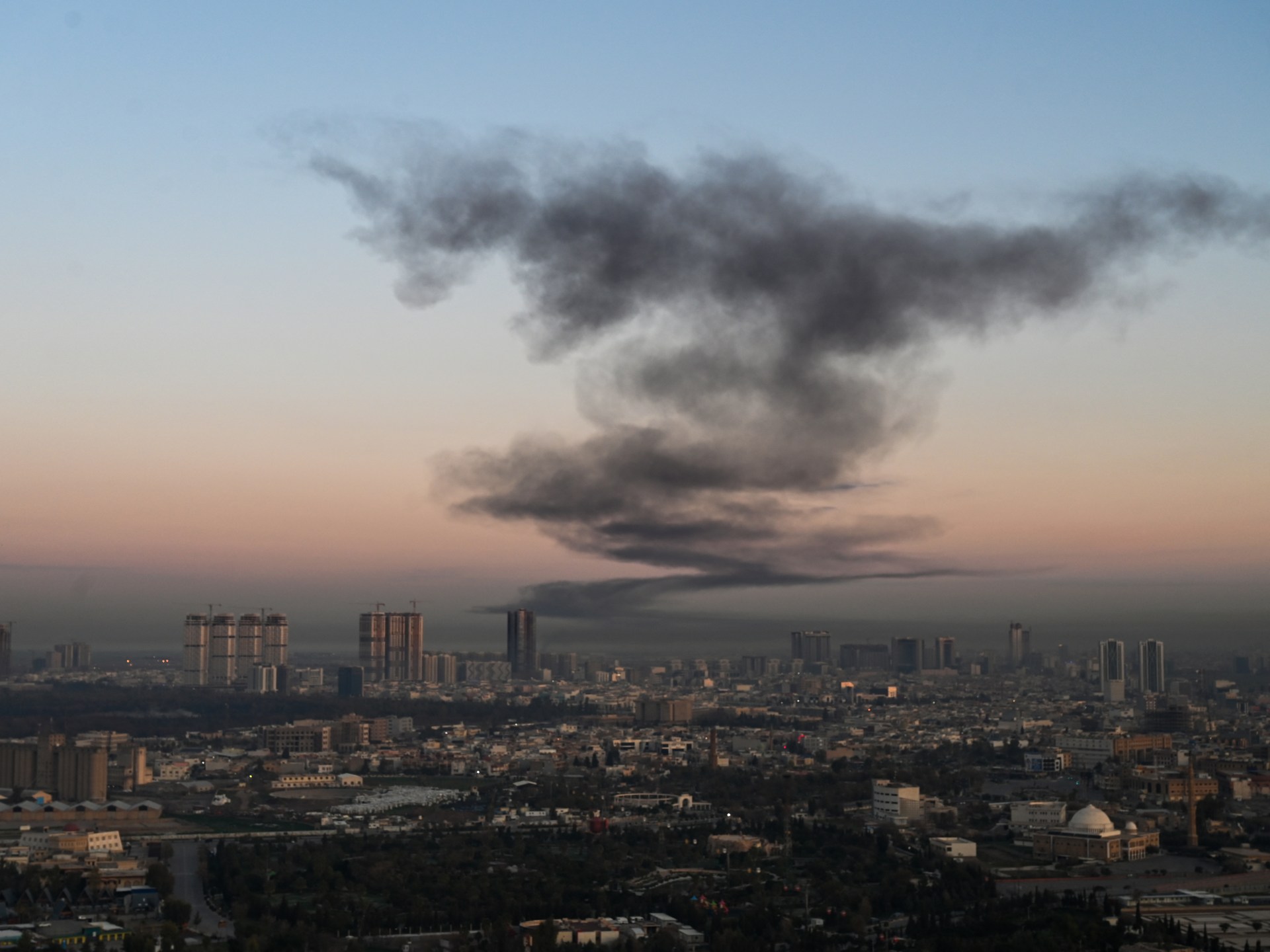انفجار الأوضاع في العراق: غارات جوية دامية وهجمات مسيرة تستهدف القواعد الأمريكية