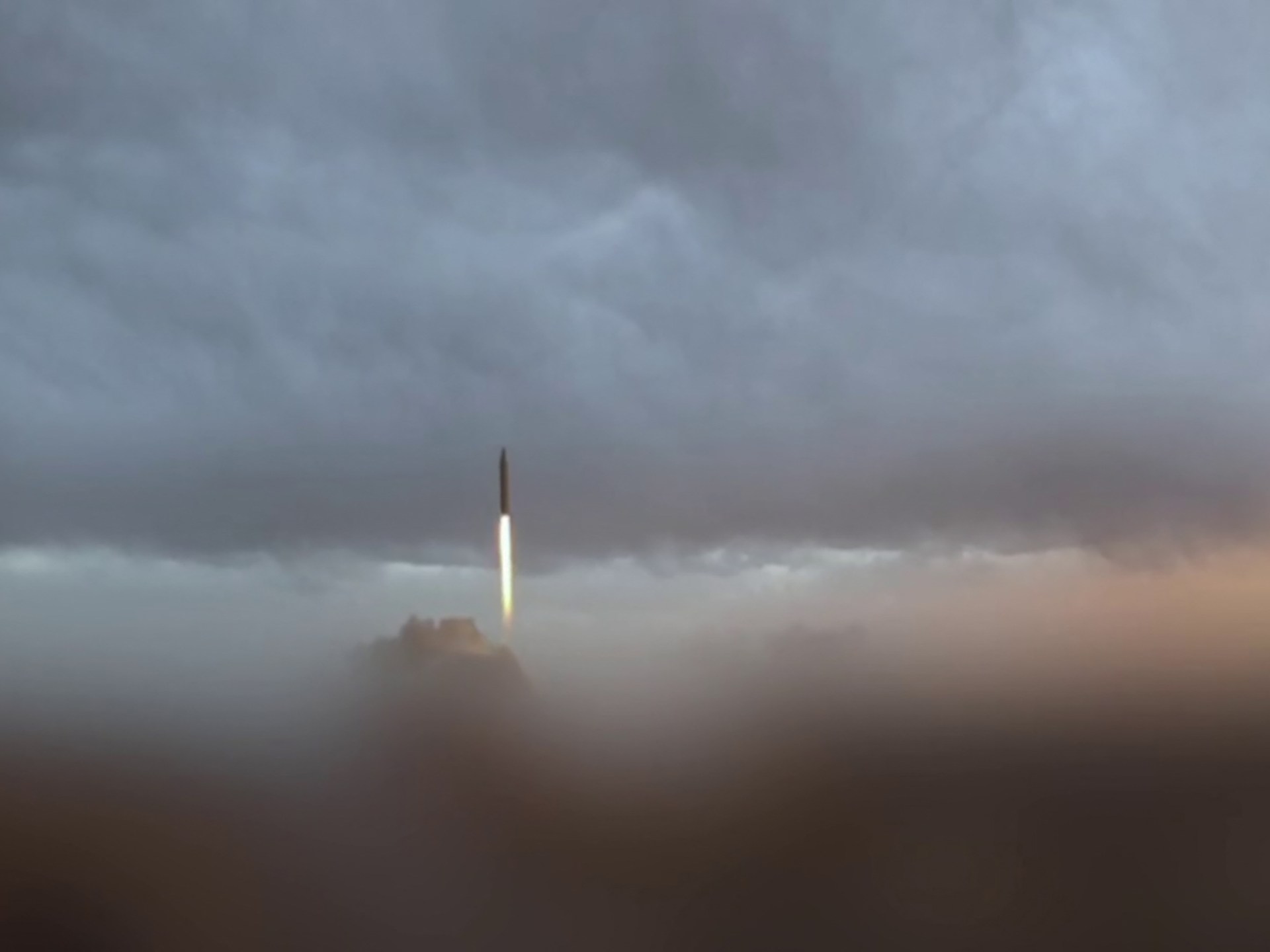 زلزال عسكري في المنطقة: الحرس الثوري الإيراني يشن “الوعد الصادق 4” ويتوعد الأمريكيين في الملاجئ