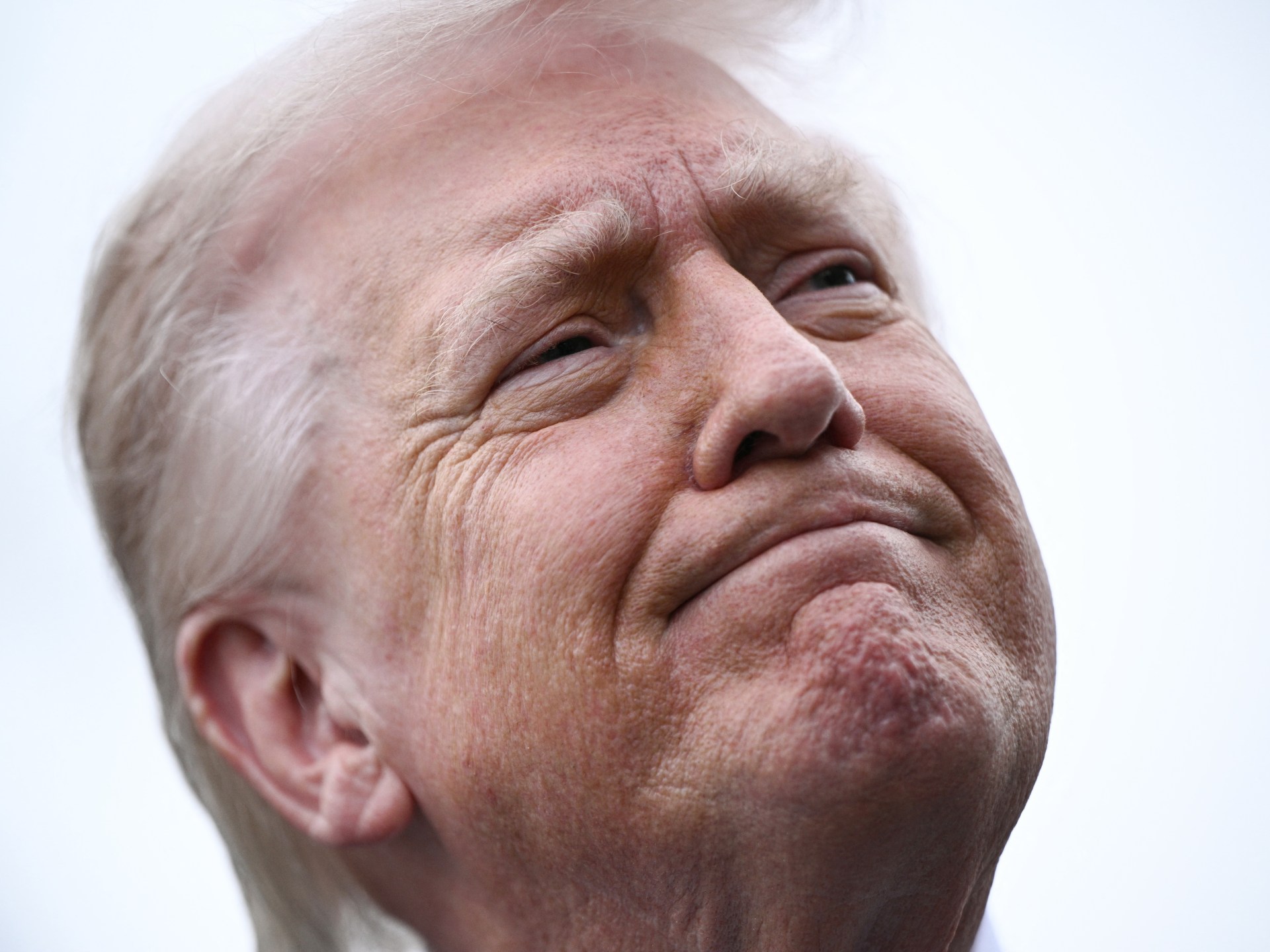 طبول الحرب تقرع: هل تنتهي مهلة ترمب لإيران بانفجار عسكري في مضيق هرمز؟