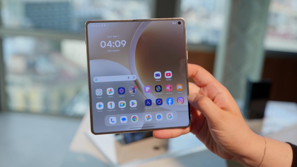 موتورولا تستعرض هاتف Razr Fold: بطارية ضخمة وتصميم أنيق يتحدى سامسونج وجوجل