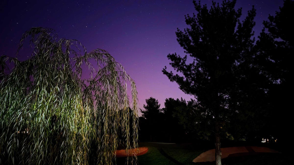 انفجار شمسي من فئة X يضيء سماء 15 ولاية: دليلك لمشاهدة الشفق القطبي المذهل