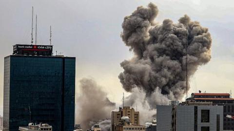 تفاصيل الهجوم الإسرائيلي على إيران: ترامب يواجه اختبار ‘صلاحيات الحرب’ وتصدع في العلاقات الأمريكية البريطانية