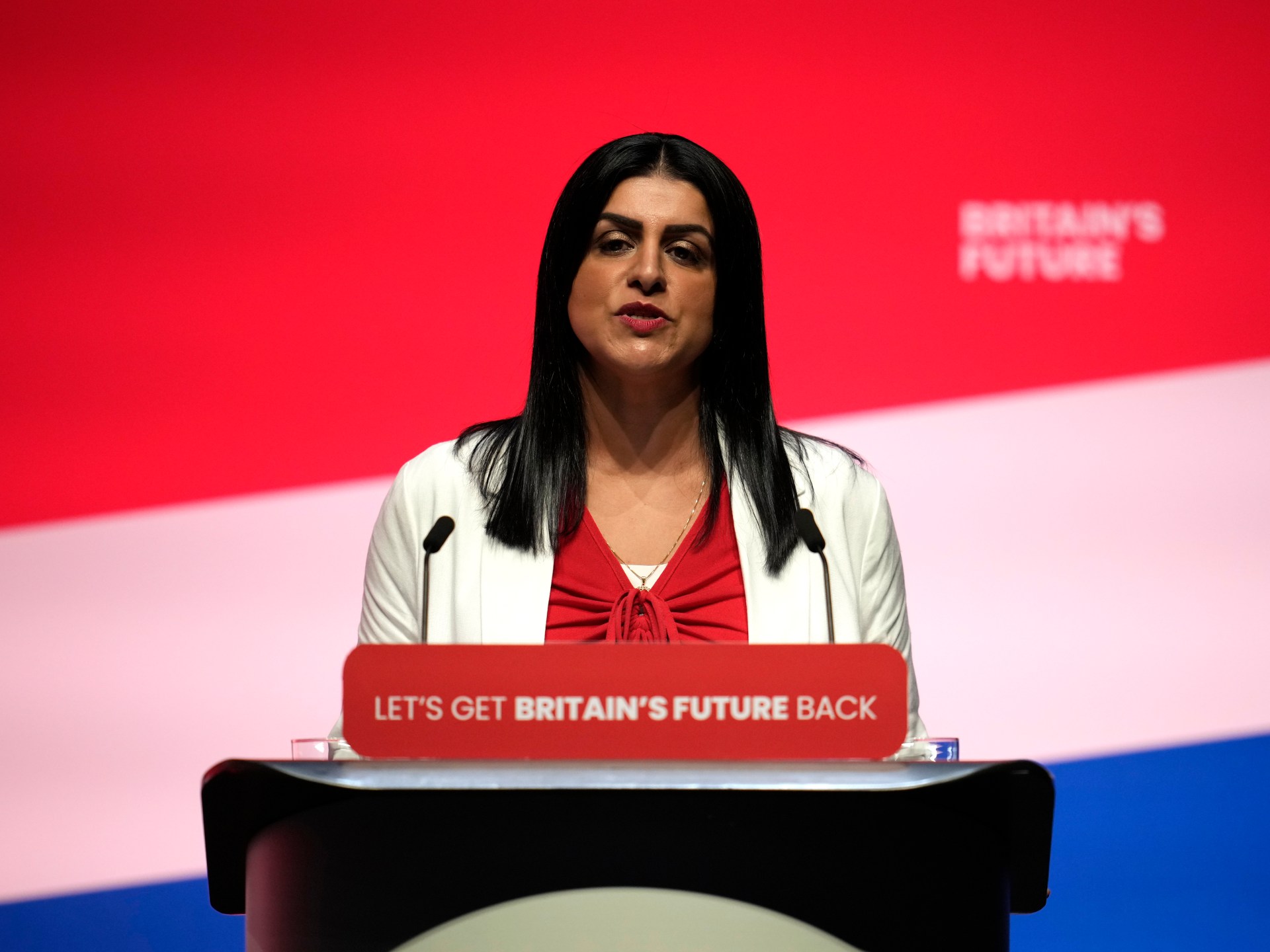 صدمة للطلاب.. بريطانيا تعلن “فرامل الطوارئ” وتوقف تأشيرات الدراسة لـ 4 دول