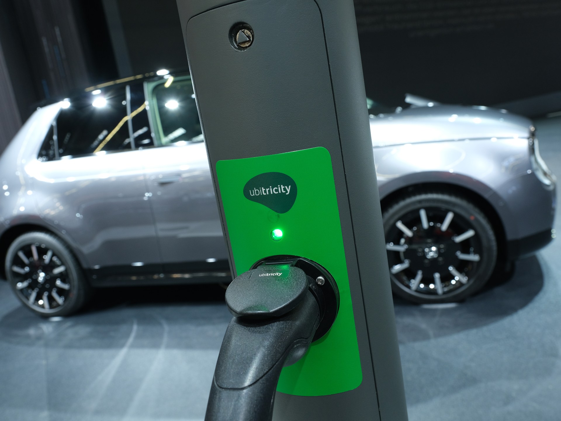 زلزال في عالم المحركات: لماذا تراجعت 12 شركة عالمية عن طموحات السيارات الكهربائية؟