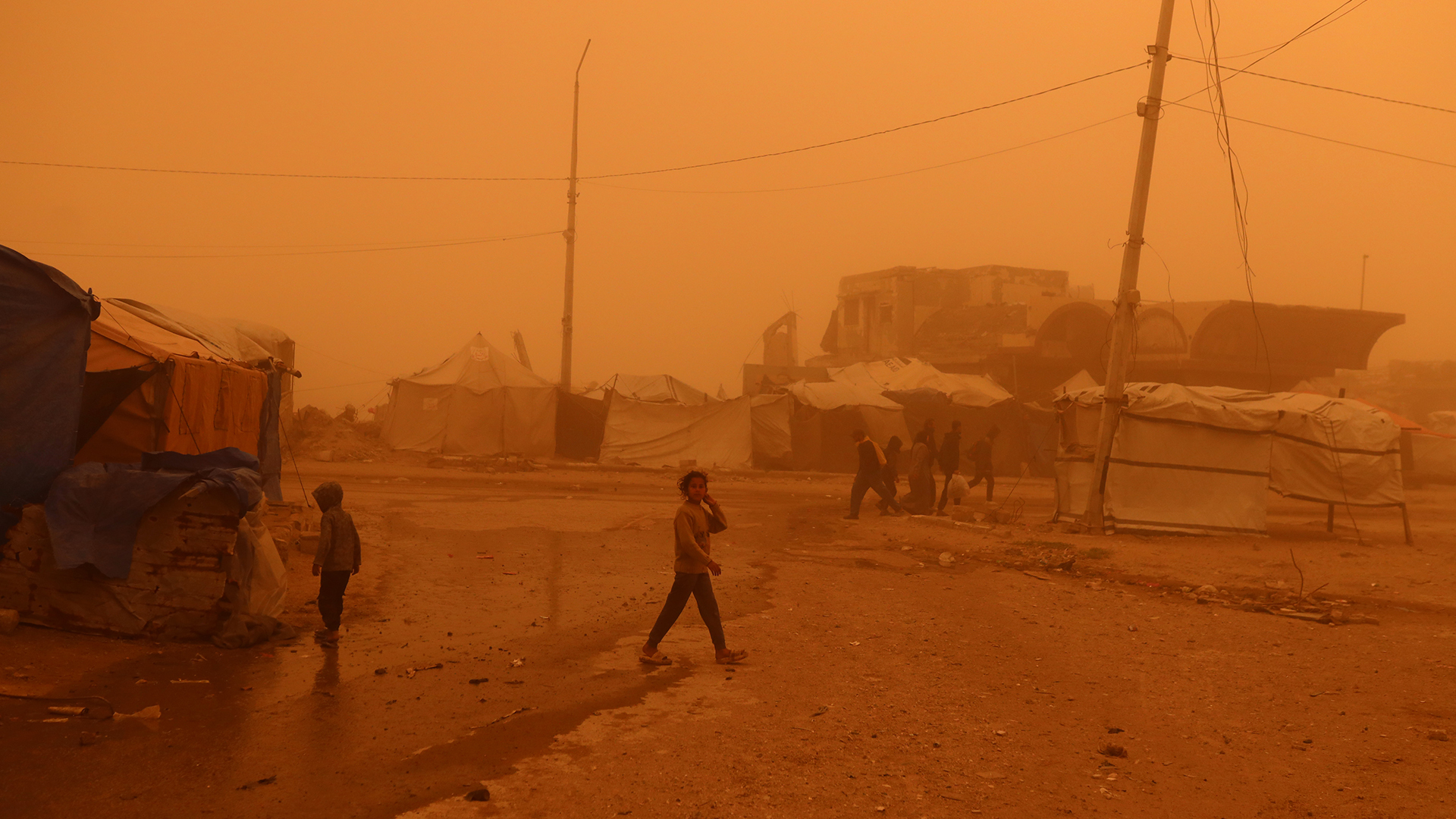 سماء برتقالية وكارثة إنسانية.. كيف حوّلت العاصفة الرملية حياة نازحي غزة إلى جحيم؟