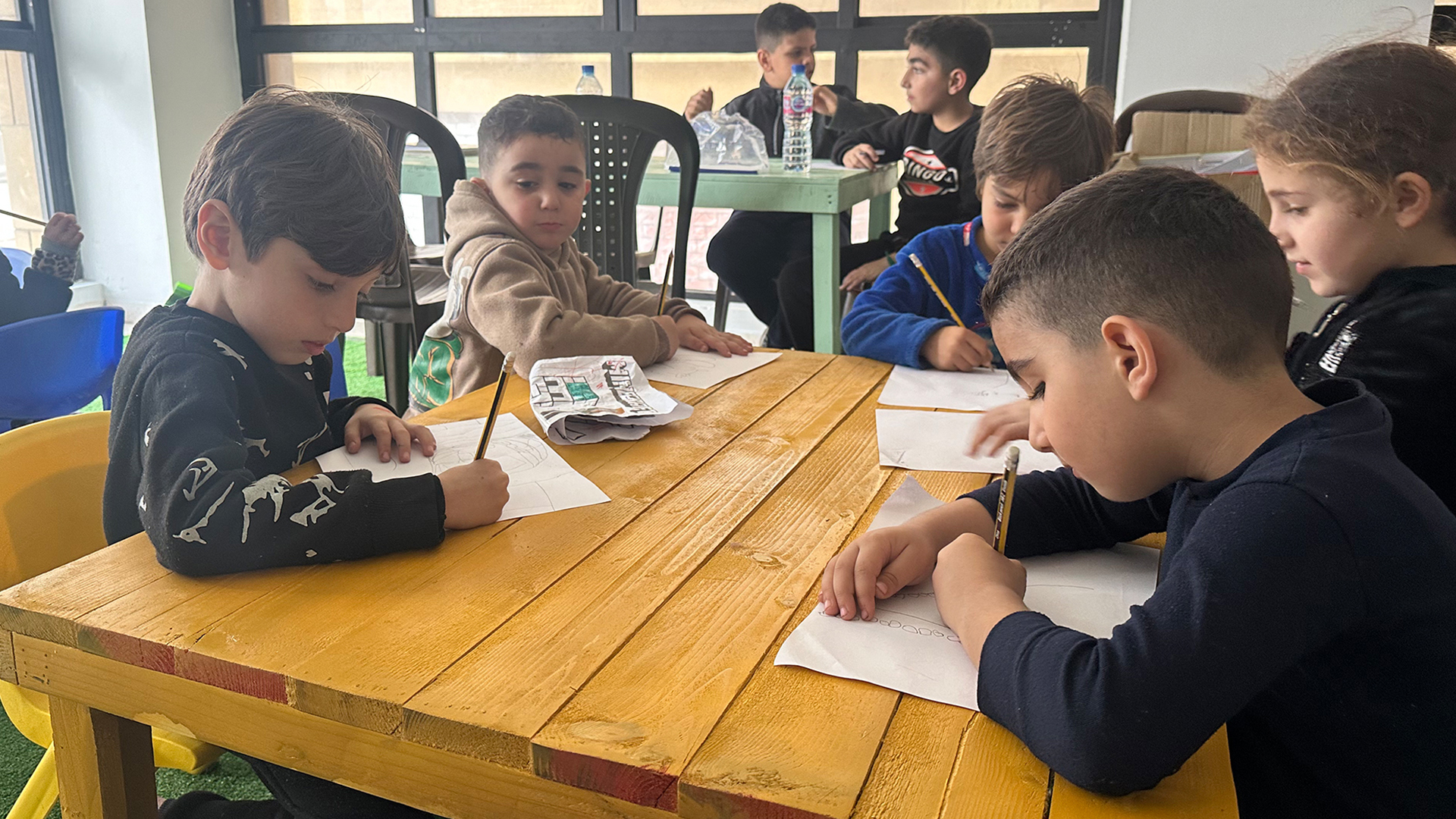 مبادرة مدرسة اللعازارية: كيف يواجه أطفال لبنان النزوح بالتعليم وسط الحرب؟