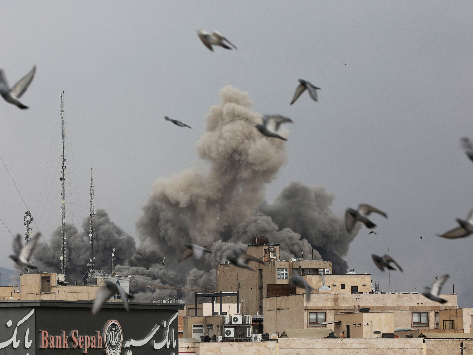 سيناريوهات الحرب على إيران: هل اقتربت نهاية النظام بعد استهداف “رأس الهرم”؟