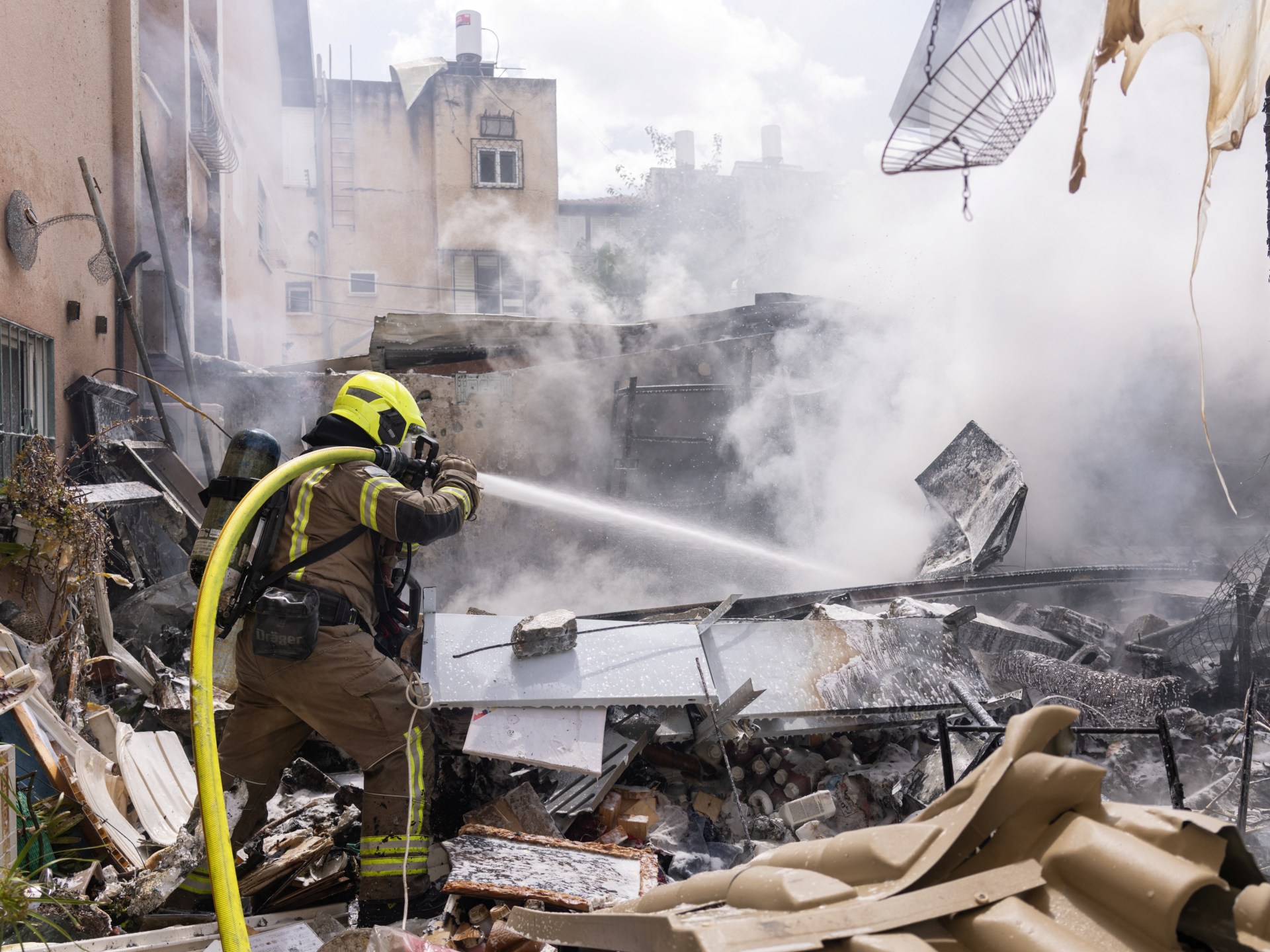 دمار واسع في بتاح تكفا.. تفاصيل الهجوم الصاروخي الإيراني العنيف وانفجارات تهز طهران