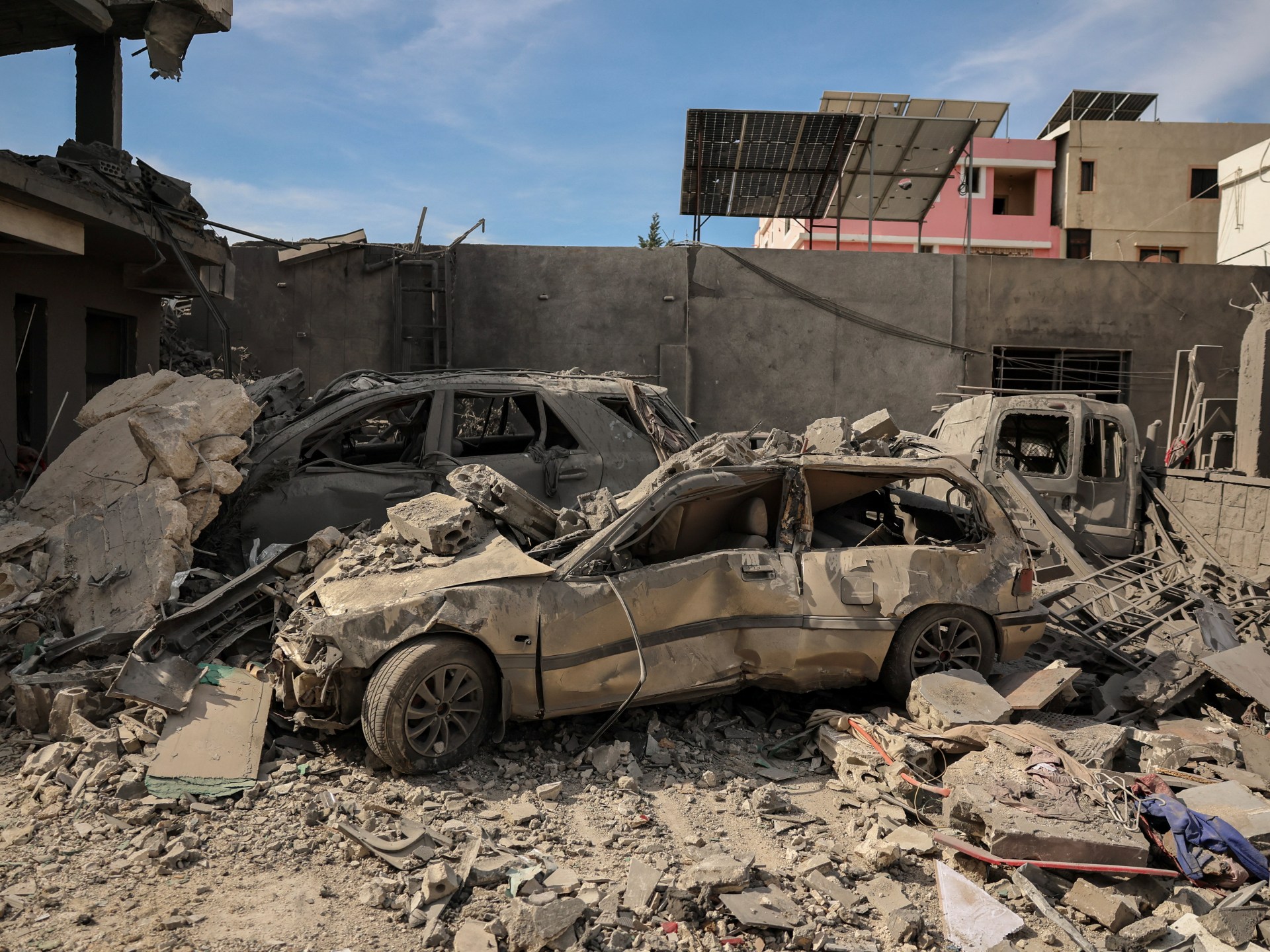 تصعيد دامٍ.. الغارات الإسرائيلية على لبنان تطال المسعفين وحزب الله يرد بضربات نوعية