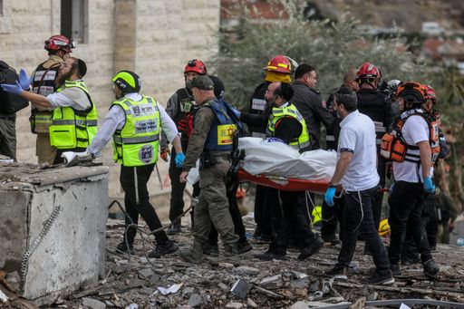 تصعيد عسكري حاد: قتلى في القدس واستهداف ناقلة نفط بمضيق هرمز وسط تهديدات إيرانية