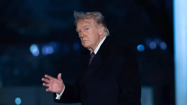 ترمب يكشف طبيعة التواصل مع طهران وينفي استهداف حاملة الطائرات “لينكولن”