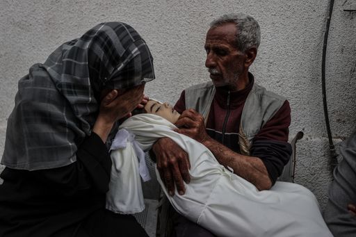 غزة: استشهاد 3 فلسطينيين بينهم طفل في قصف إسرائيلي استهدف مركبة بمنطقة المواصي