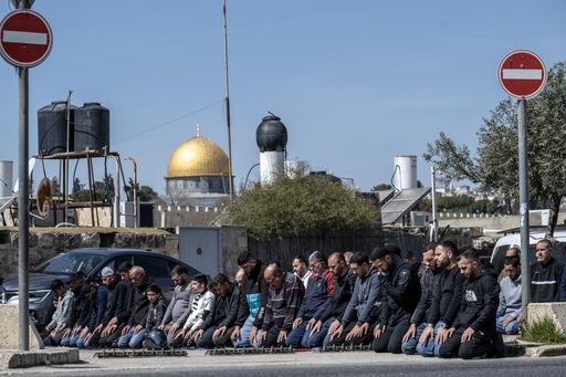 القدس تحت الحصار: قيود مشددة تفرغ ساحات المسجد الأقصى من المصلين