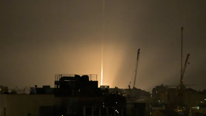 تصعيد إقليمي: إيران تهدد منشآت النفط في الخليج وتضرر طائرات بمطار بن غوريون جراء رشقات صاروخية