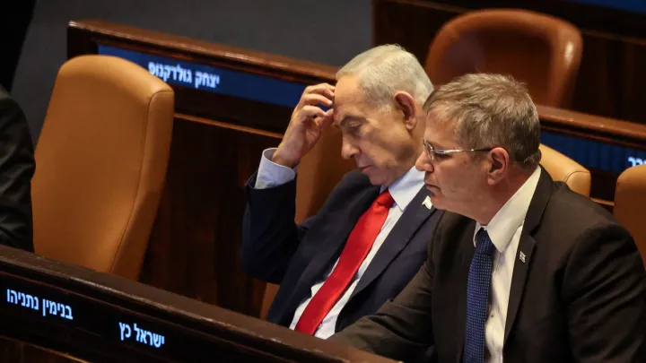 نتنياهو يعقد اجتماعاً طارئاً للائتلاف الحكومي وسط تقارير عن تفاهمات أمريكية إيرانية