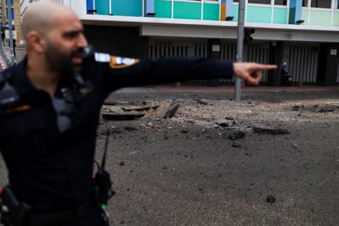 خطاب مرتقب لترامب وتصعيد عسكري شامل: هجمات إيرانية وحوثية تضرب العمق الإسرائيلي