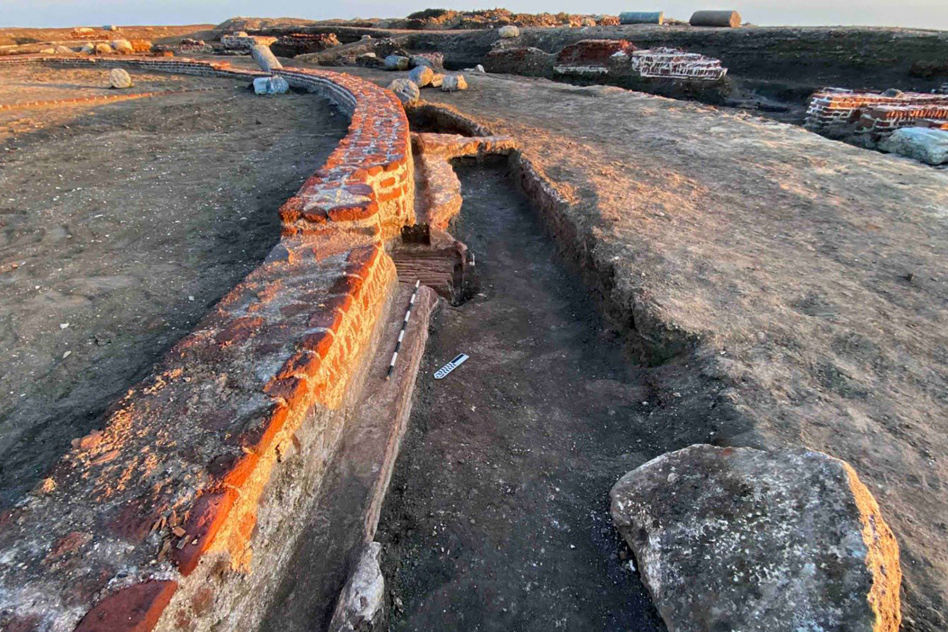 لغز “بلوزيوس” ينكشف: اكتشاف أثري مذهل في تل الفرما يعيد رسم تاريخ شمال سيناء