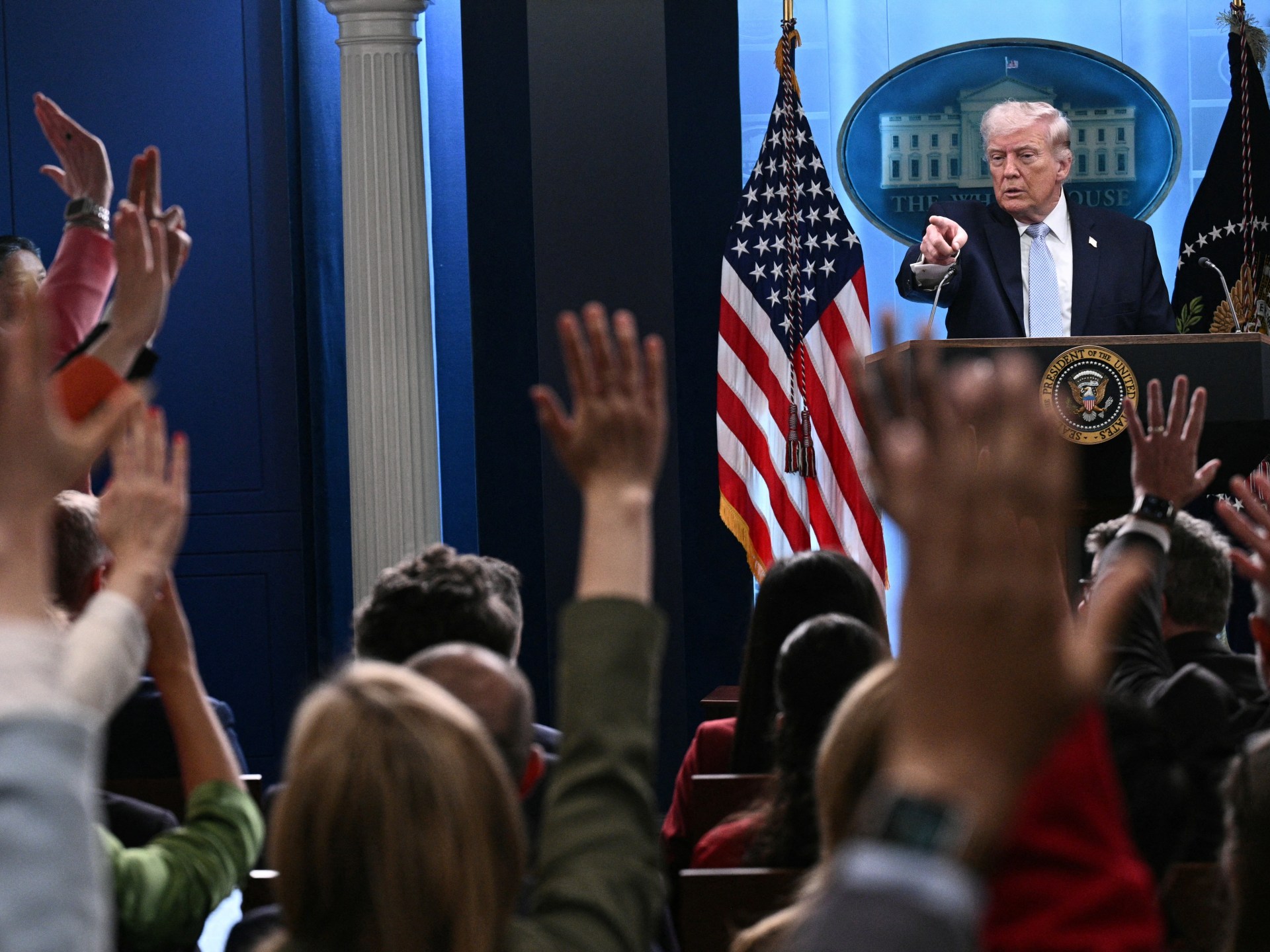 ساعات الحسم: هل يضغط ترمب على الزناد أم يمدد المهلة؟ كواليس العرض الإيراني الأخير ومنعطف الحرب