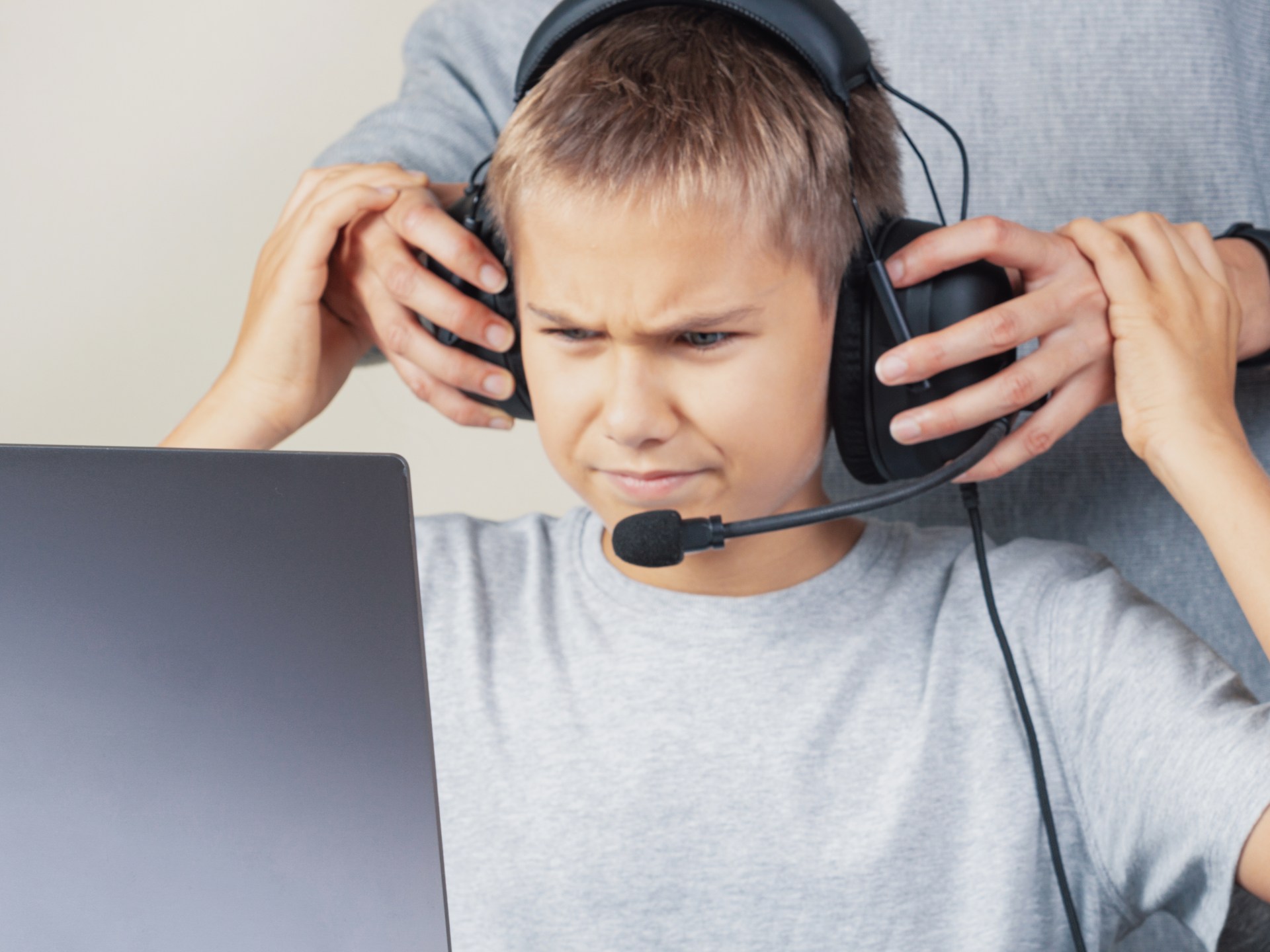 فاجعة كهرمان مرعش: حين يتسلل الرصاص من الشاشات إلى الواقع