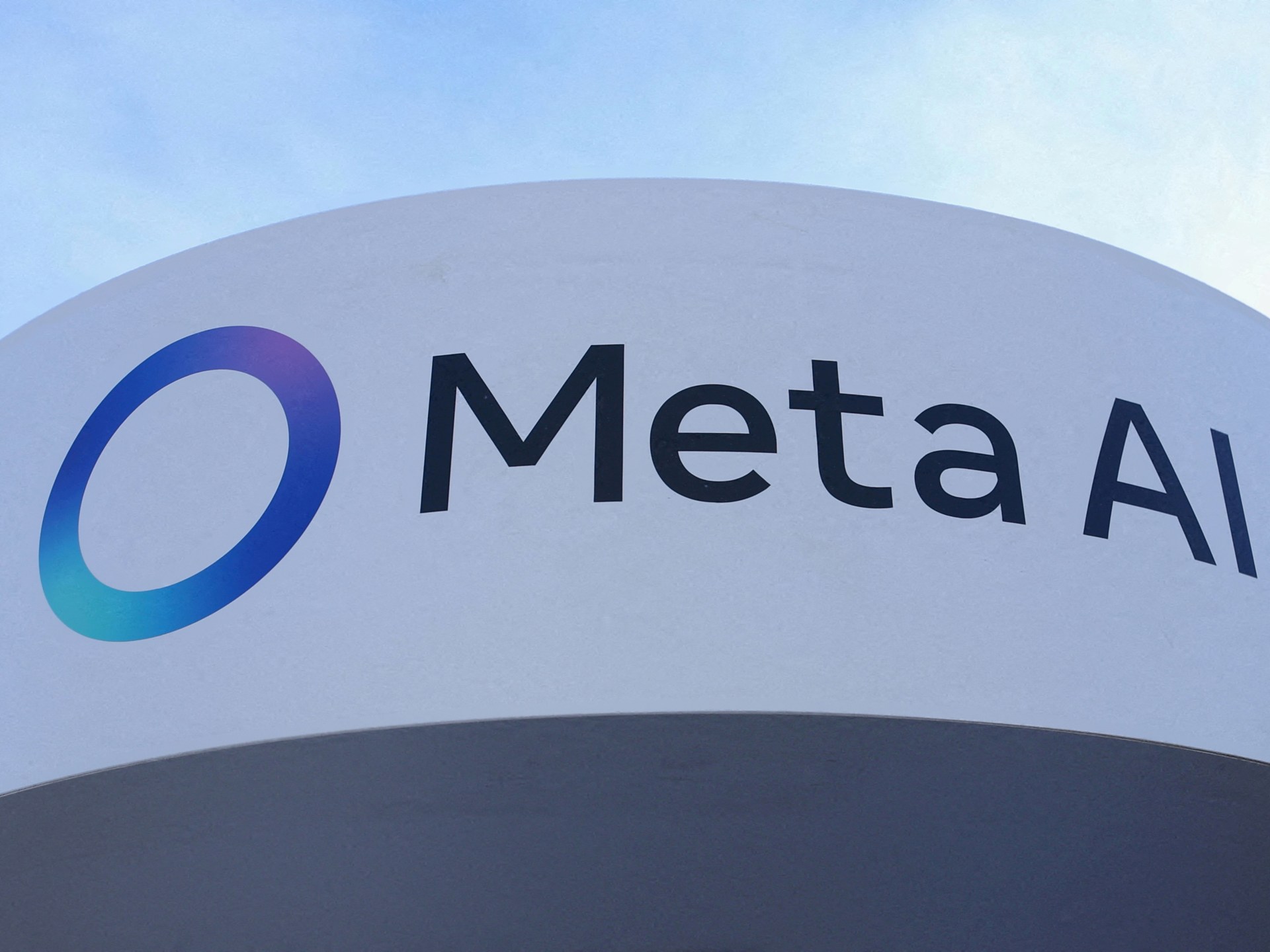 ميتا وظلال الآلة: حين تصبح أنفاس الموظفين وقوداً للذكاء الاصطناعي