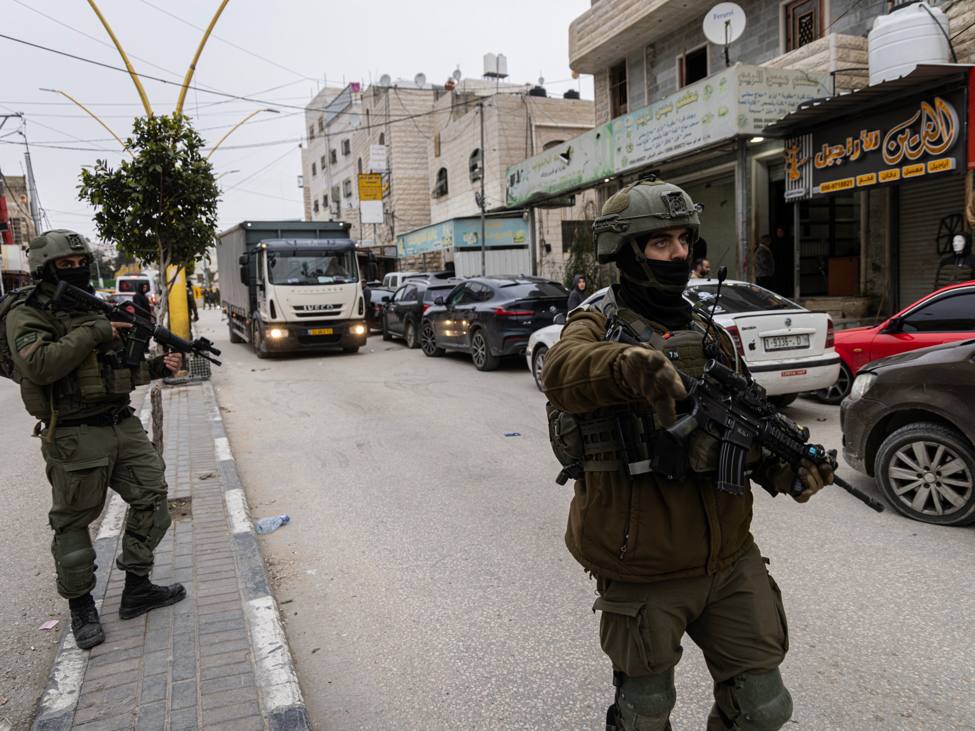 الاحتلال يغلق كبرى جمعيات رعاية الأيتام في الخليل ويعتقل وزير الأوقاف السابق