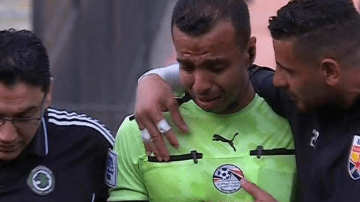 دموع في المستطيل الأخضر.. إصابة تُنهي مشوار الحكم مصطفى شهدي في ليلة تعثر الكبار بالدوري المصري