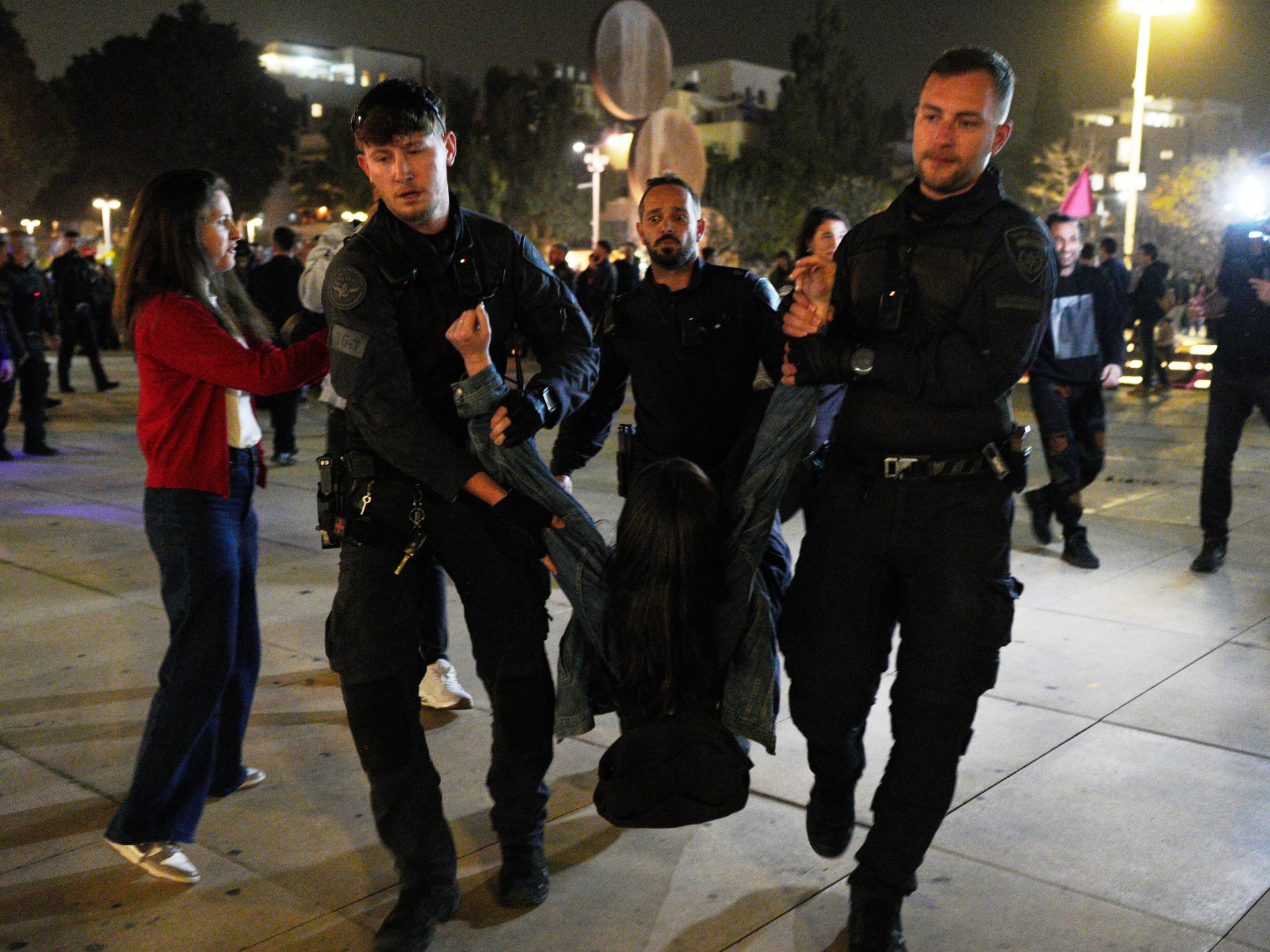 غليان في تل أبيب: مئات المتظاهرين يواجهون القمع للمطالبة بإنهاء الحرب على إيران