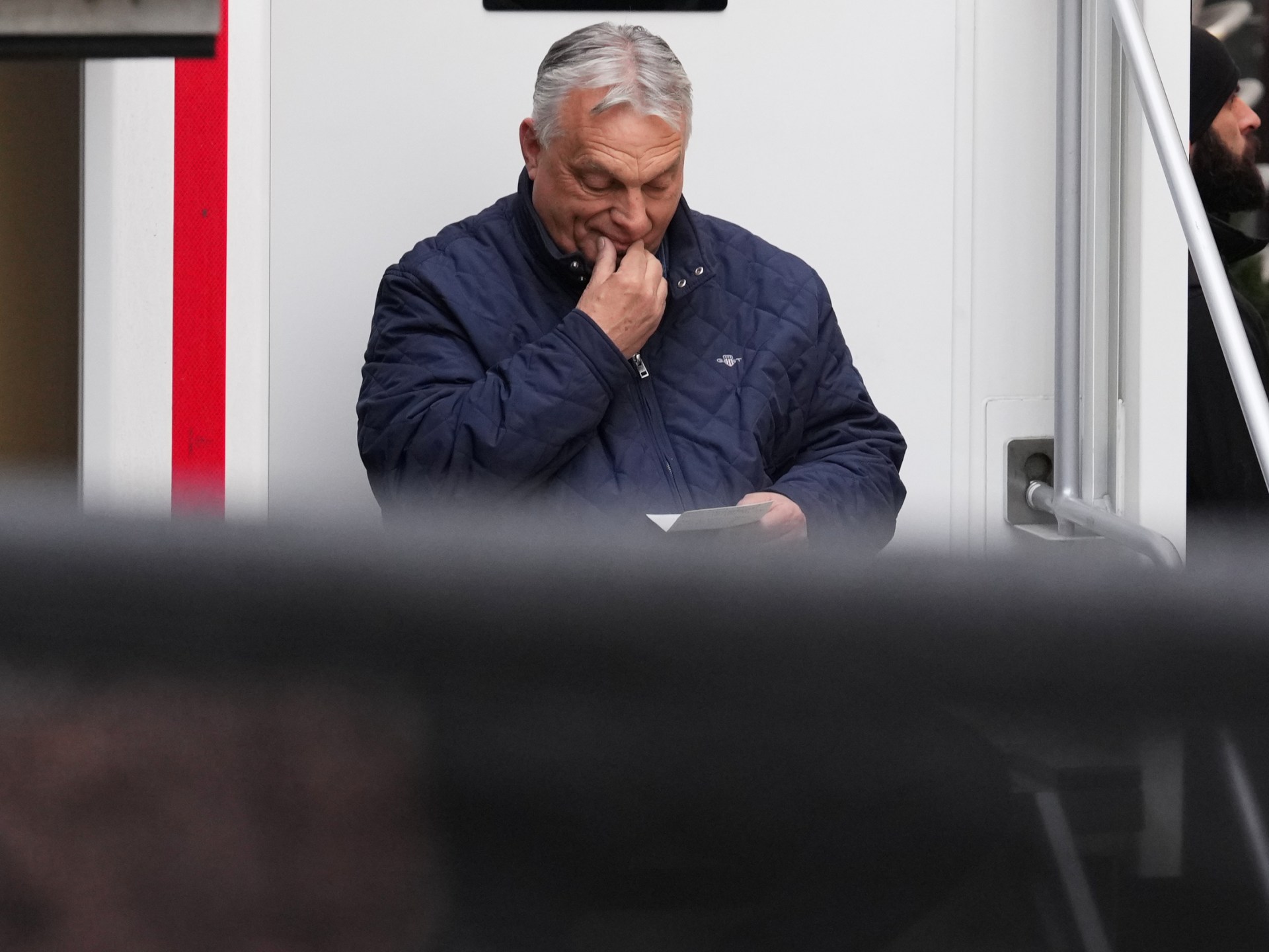 ترمب يزلزل انتخابات المجر بوعود اقتصادية ضخمة: هل ينقذ حليفه أوربان؟