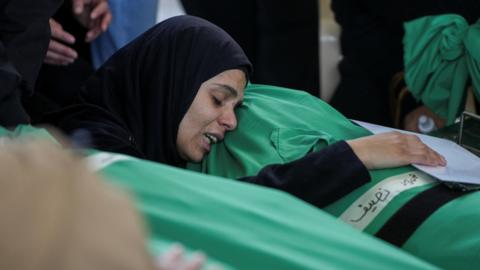 مفاوضات السلام في الشرق الأوسط: تصعيد إسرائيلي في النبطية وتحذيرات من “فخ” التنازلات