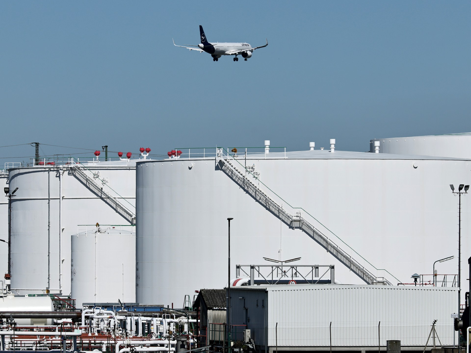 “إياتا” تحذر: أزمة وقود الطائرات قد تمتد لأشهر رغم “انفراجة” مضيق هرمز