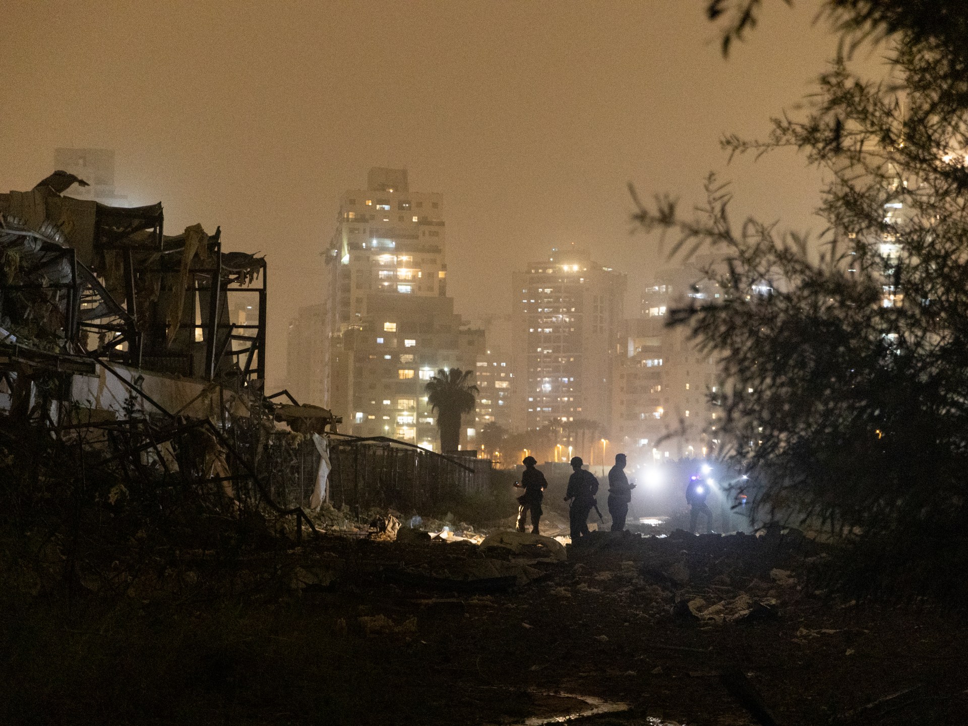 تطورات الحرب على إيران: واشنطن تهدد بقطع الشرايين الحيوية وتل أبيب تضرب في العمق