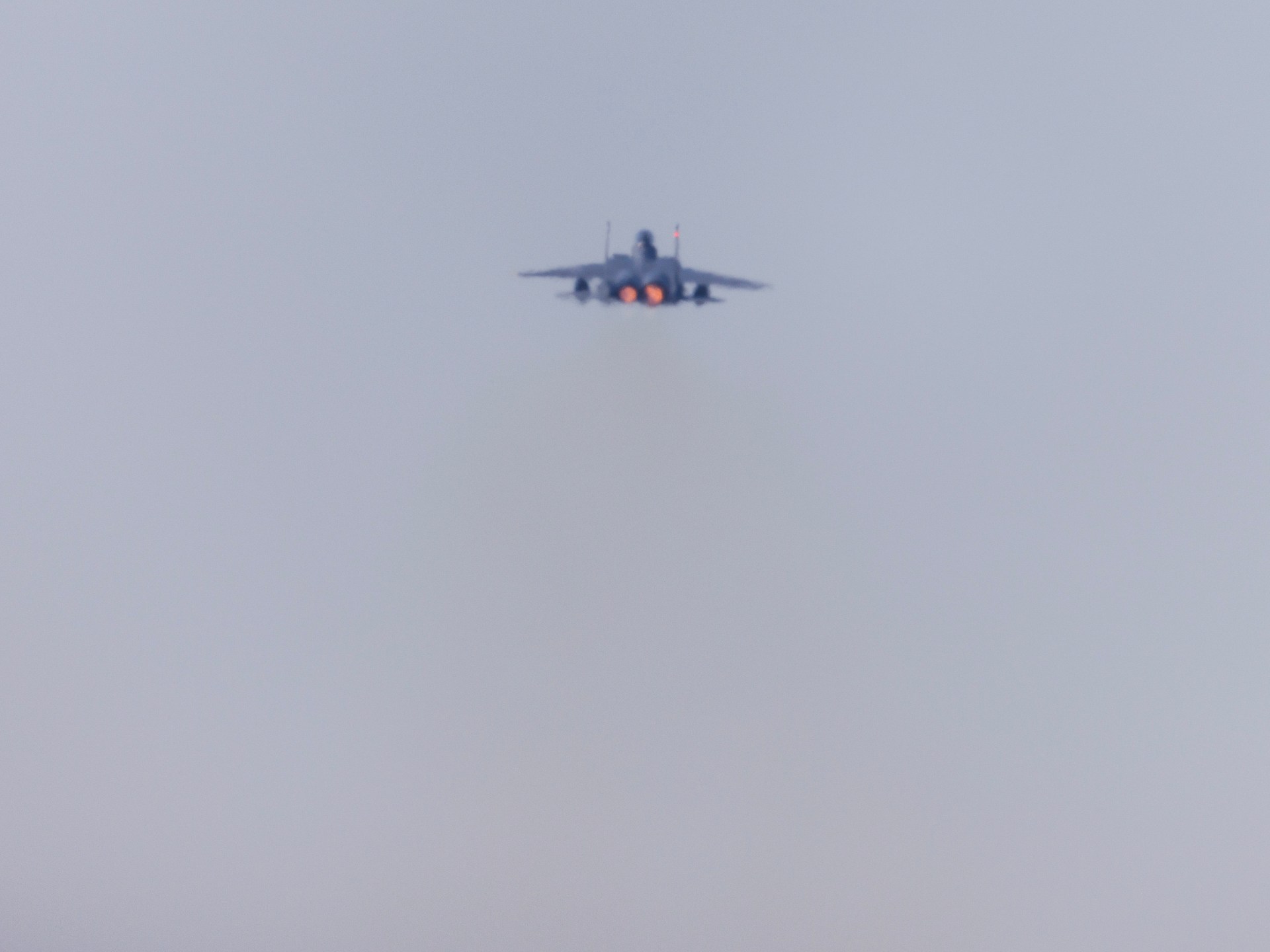 ترمب يكشف تفاصيل “أجرأ” عملية إنقاذ لطيار أمريكي في قلب إيران: كواليس مثيرة خلف خطوط العدو