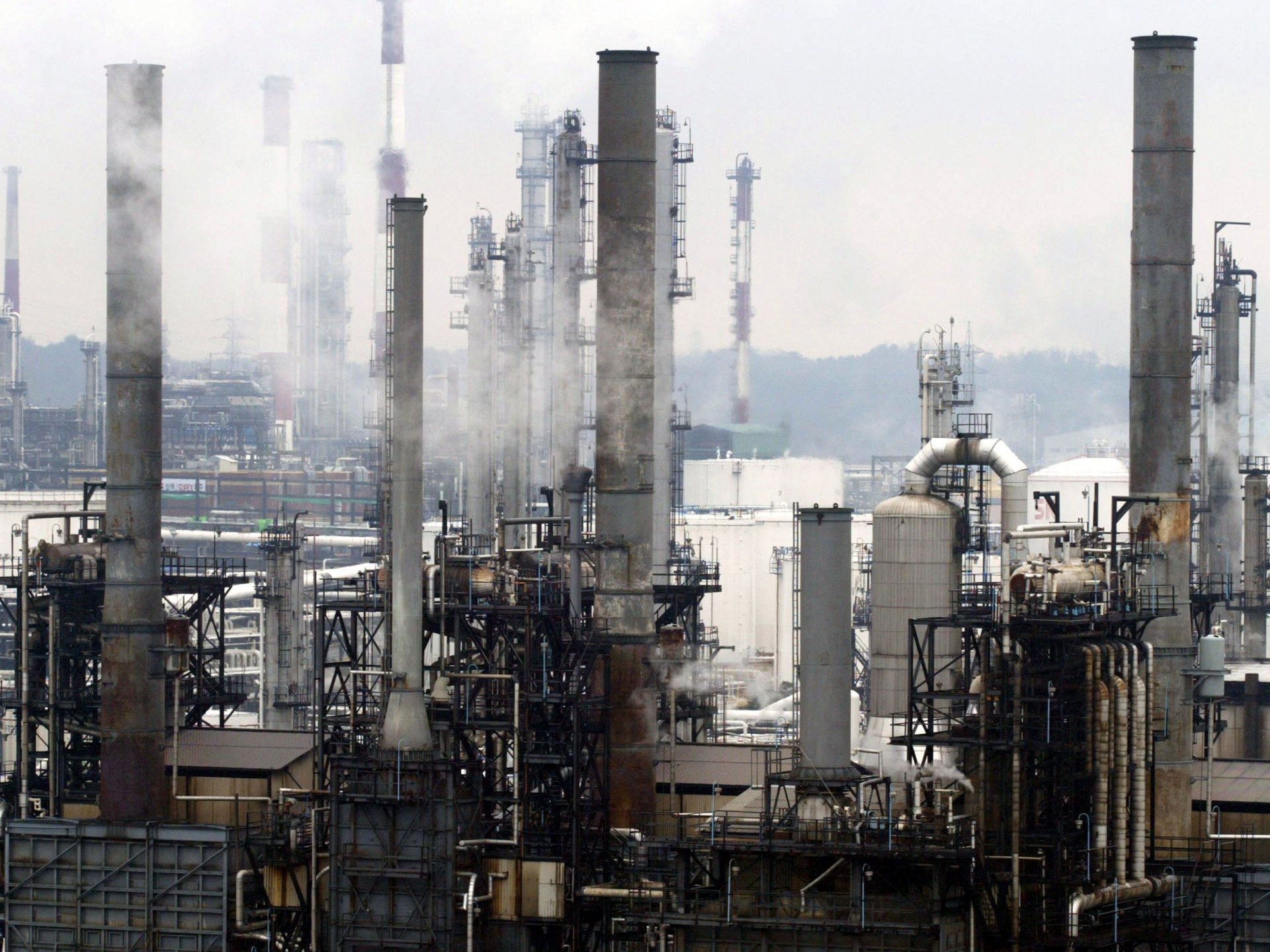 كوريا الجنوبية تتجه نحو ينبع: خطة طوارئ لتأمين إمدادات النفط وتجاوز مضيق هرمز