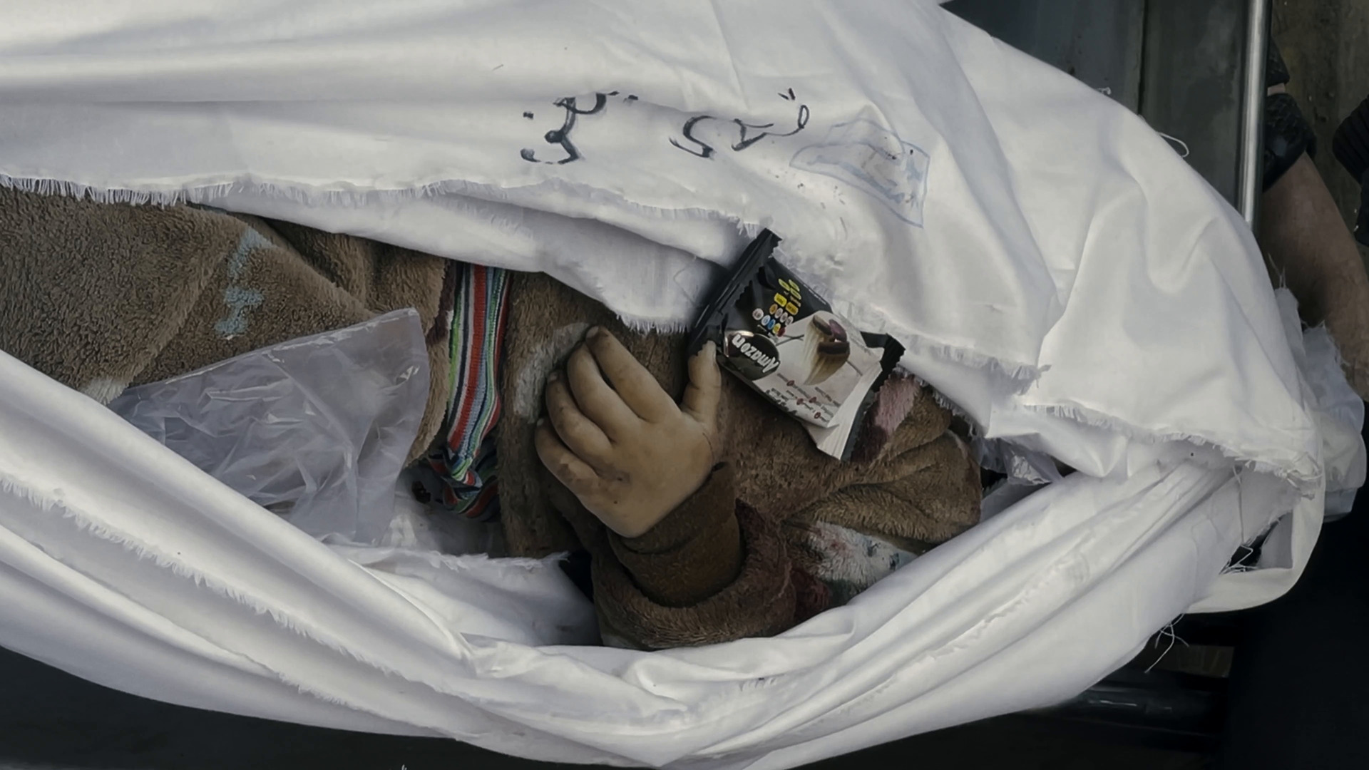 قصة باكيت البسكويت في كفن طفل بغزة