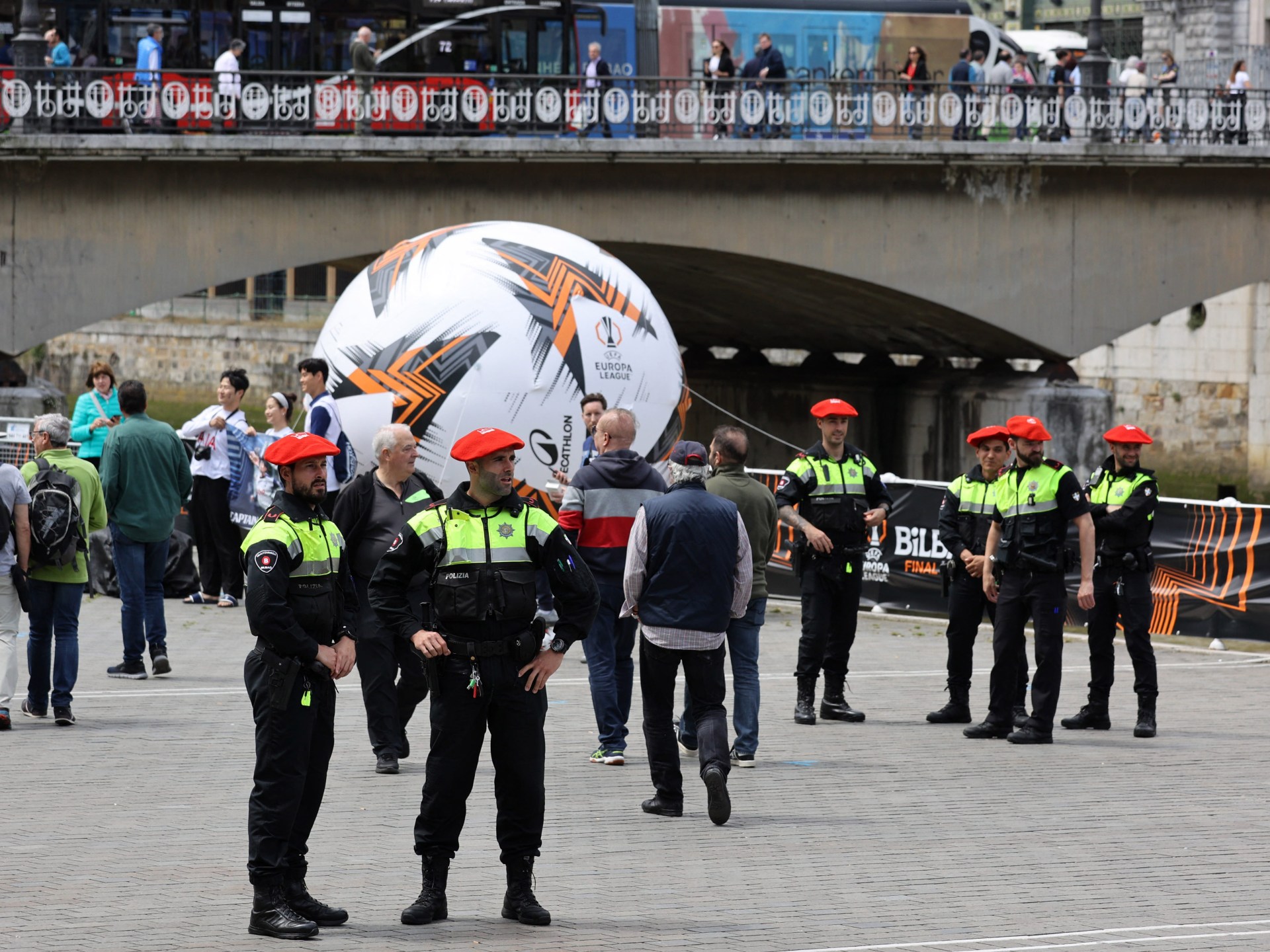 فخ “احتراف كرة القدم في إسبانيا”.. كيف سقط “صياد المواهب” المزيف في قبضة الشرطة؟