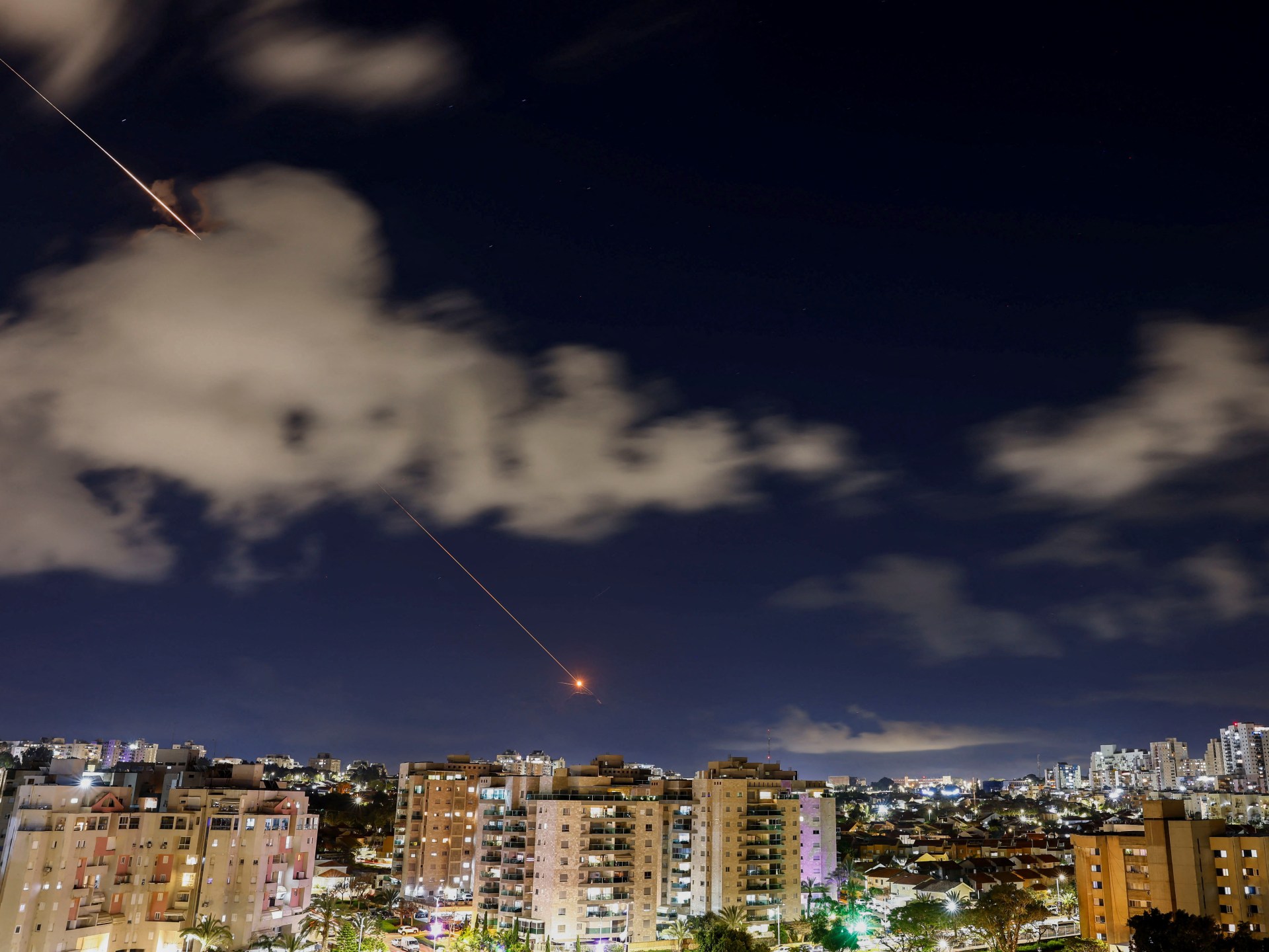 صواريخ إيران تضرب إسرائيل بعد دقائق من إعلان “ترمب” وقف إطلاق النار: ماذا يحدث؟