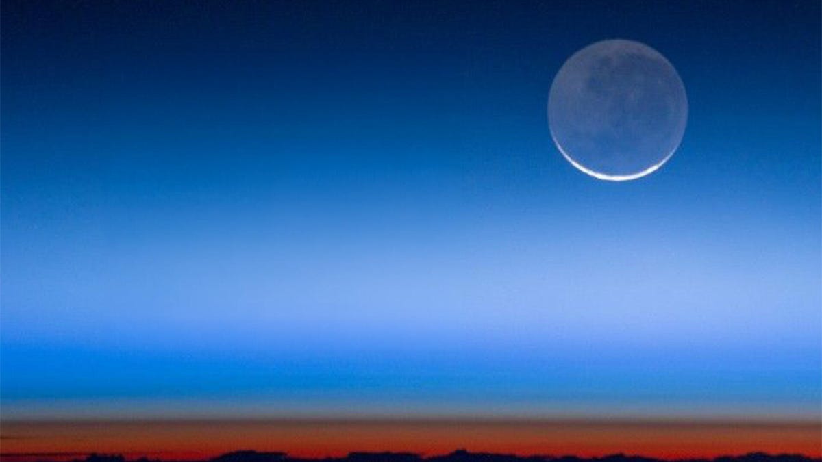 وهج الأرض (Earthshine)