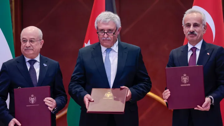 اتفاقية ثلاثية بين تركيا والأردن وسوريا لتعزيز قطاع النقل وتطوير البنية التحتية الإقليمية